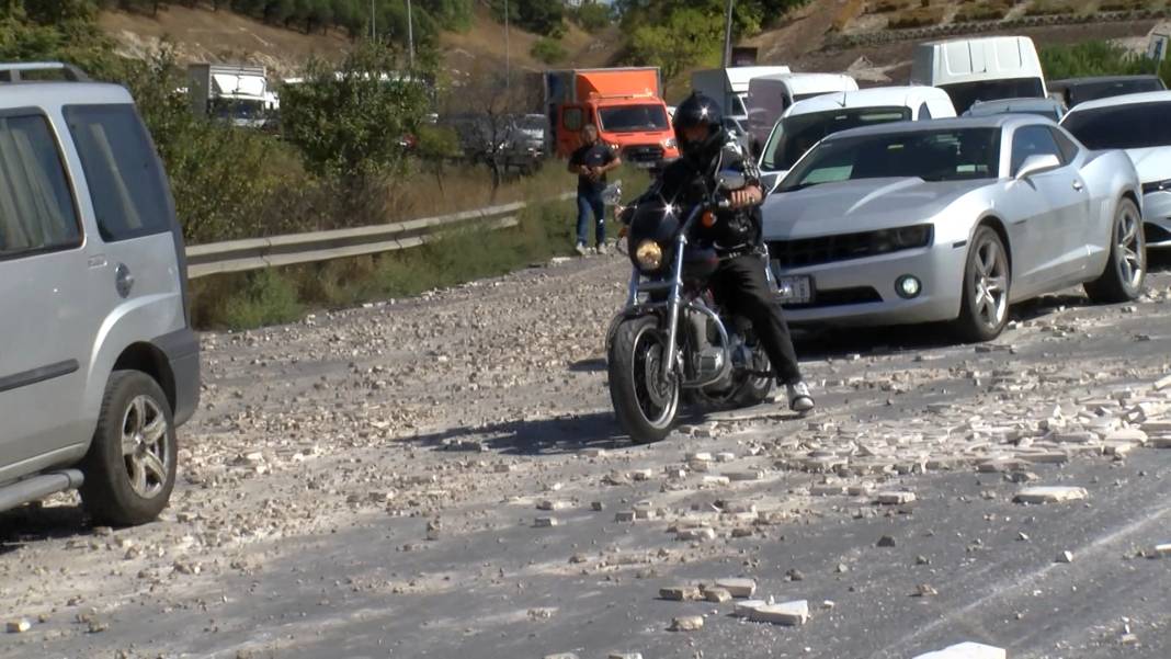 TIR’ın dorsesinden saçılan mermerler otoyolu felç etti 4